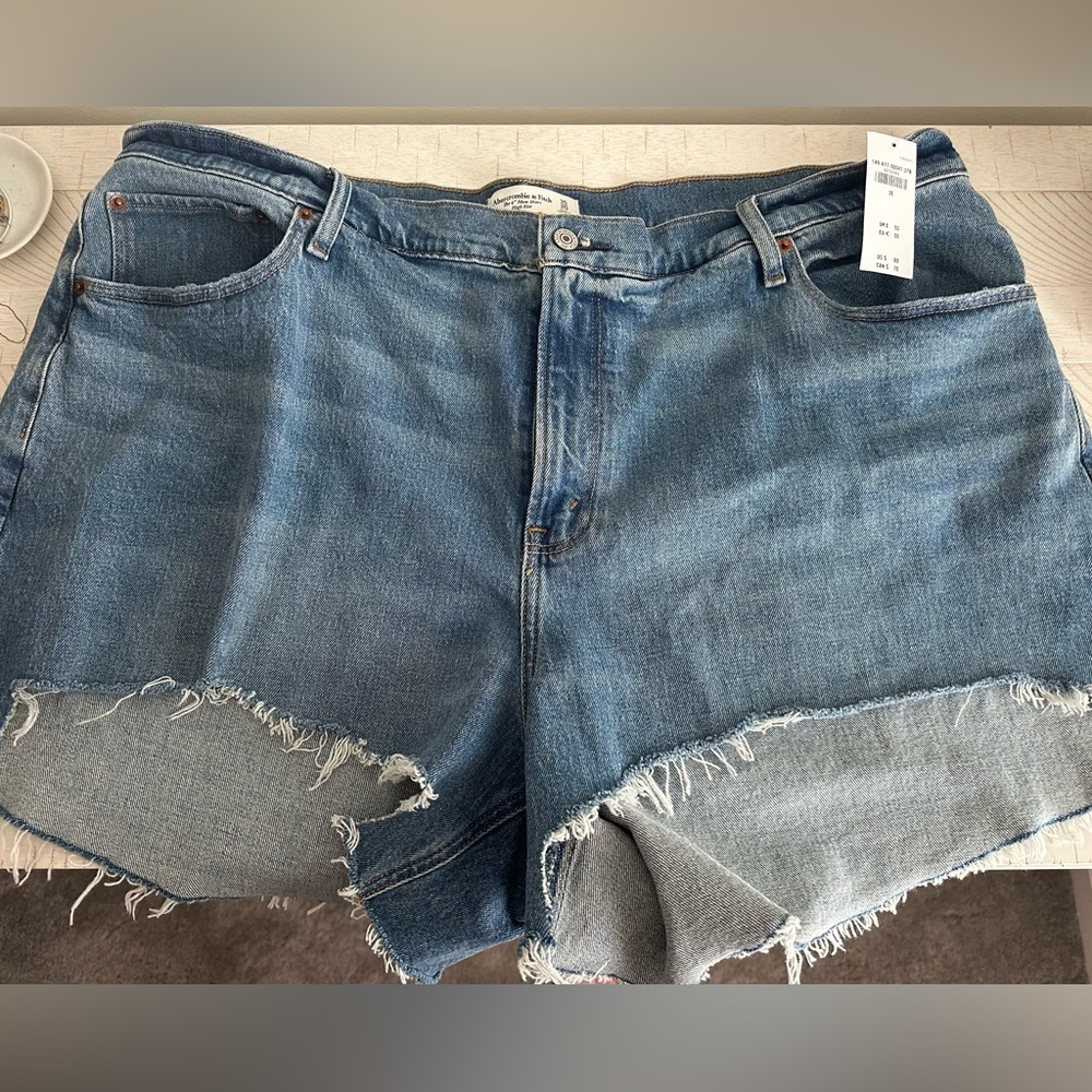 Abercrombie &Fitch curve love shorts. The 4in mom short high rise.  BRAND NEW